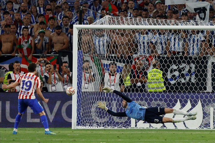 Unai Marrero atajando el penal de Julián Alvarez. (EFE/Julio Muñoz)