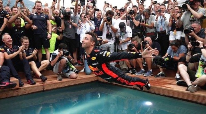Así festejó Danniel Ricciardo su victoria en Mónaco 2018.