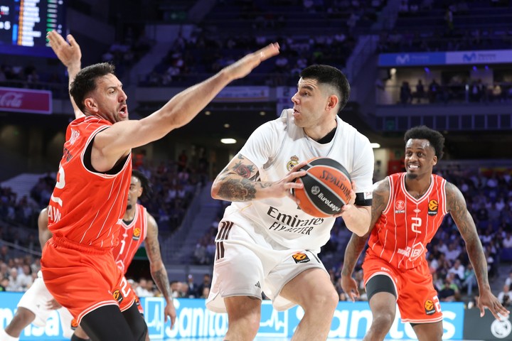 Gabriel Deck protege la pelota en el juego 1 de los cuartos de final de la Euroliga, que ganó el Real Madrid.
(EFE).
