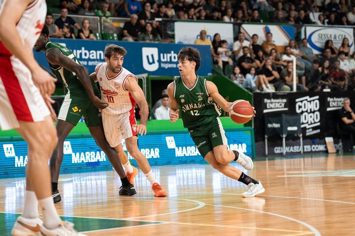 Emiliano Toretta la lleva para Gimnasia de Comodoro en la derrota como local ante Instituto.