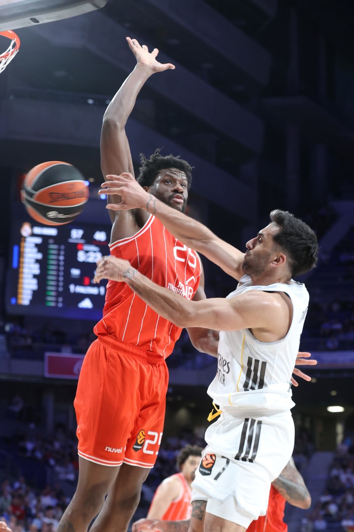 Facundo Campazzo bloquea a Dan Oturu (Hapoel) durante el juego 1 de los cuartos de final de la Euroliga, que terminó con triunfo del Real Madrid.
(EFE)