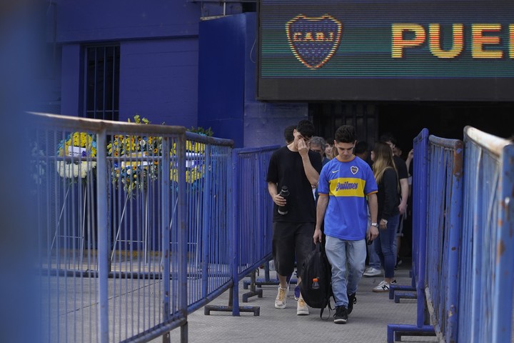 Los hinchas de Boca que fueron a despedir y a agradecerle a Miguel. (Maxi Failla)
