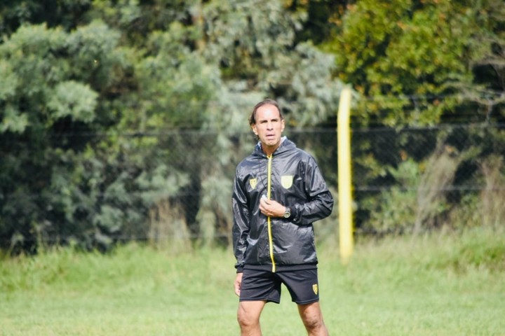 El Mono Navarro Montoya sólo duró 8 partidos en Santamarina.