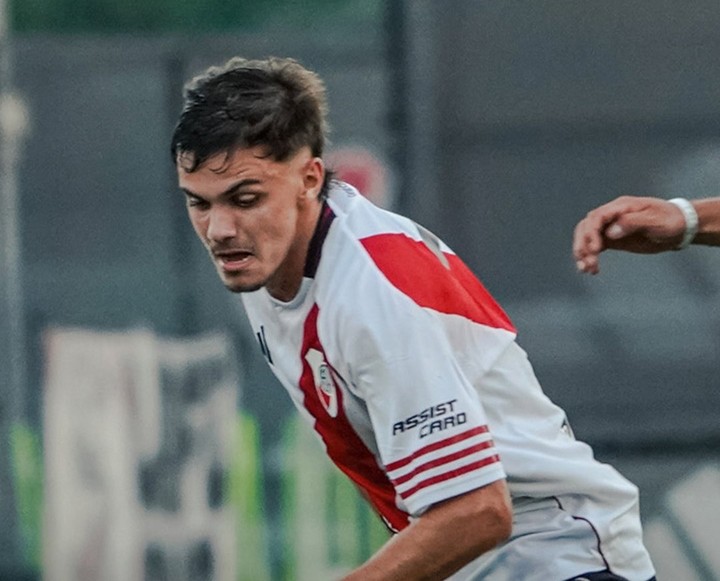 Agustín de De la Cuesta, volante central de la Reserva de River.