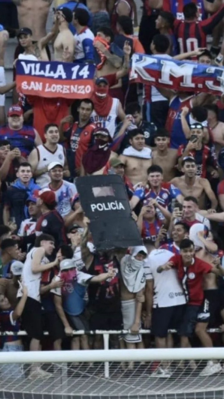 Los hinchas de Cerro con el escudo de la policía. (Foto: X)