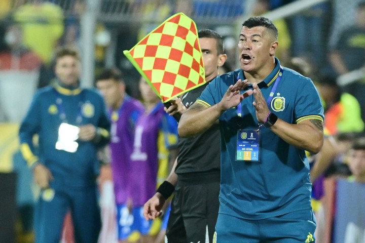 Almirón reconoció la labor de su equipo.  EFE/ Sebastián Granata