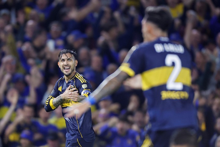 El capitán festejando el gol primer gol junto a Di Lollo. (EFE)