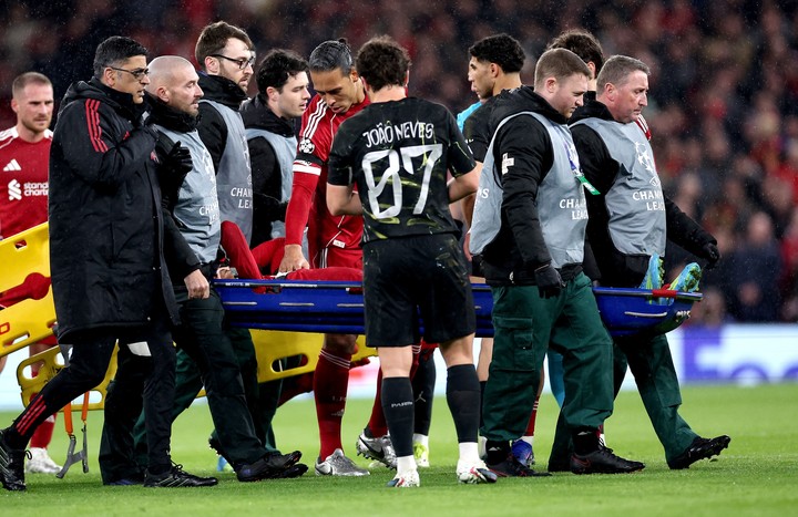 Hugo Ekitike se retiró en camilla (EFE).