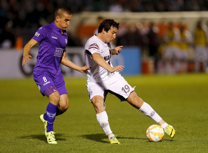 Mauro Arambarri frente a Lanús, en 2015, con Defensor Sporting por la Copa Sudamericana. REUTERS.