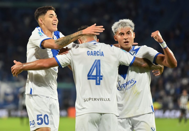 El festejo del gol de Joaquín García para Vélez ante Central Córdoba (Fotobaires).