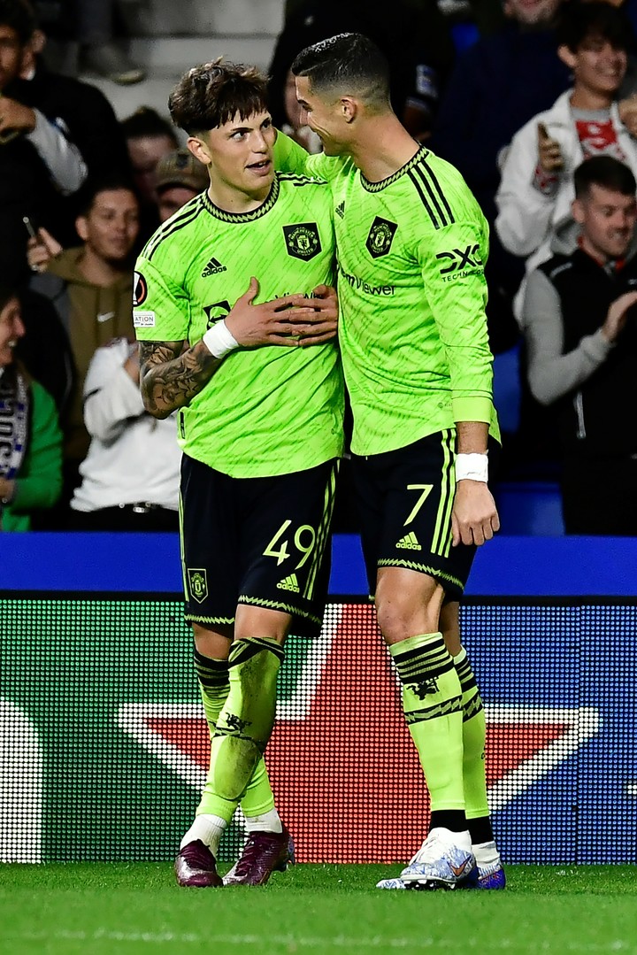 Garnacho con Cristiano Ronaldo. (AP Photo/Alvaro Barrientos)