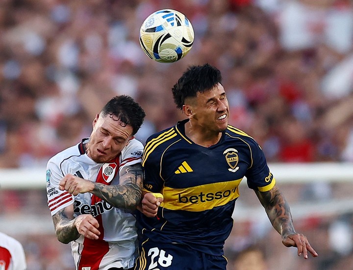 Soccer Football - Argentina Primera Division - Torneo Apertura - River Plate v Boca Juniors - Estadio Mas Monumental, Buenos Aires, Argentina - April 19, 2026
River Plate's Anibal Moreno in action with Boca Juniors' Adam Bareiro REUTERS/Agustin Marcarian
