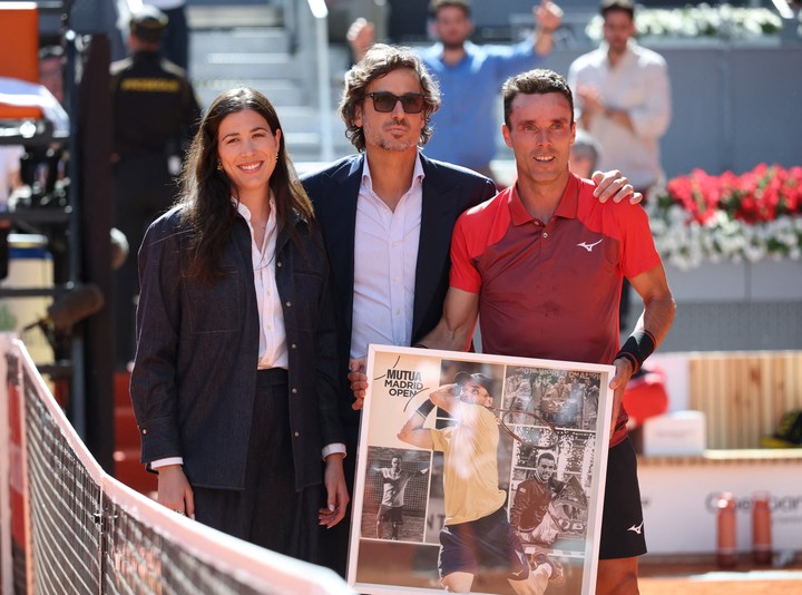 Roberto Bautista Agut posó con el cuadro homenaje a su carrera junto a Garbiñe Muguruza y Feliciano López tras su despedida en Madrid.
(REUTERS)