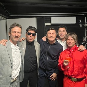 El Pupi Zanetti pasó por el show de Turf en Milán: bailó, visitó el camarín y se sacó fotos con todos