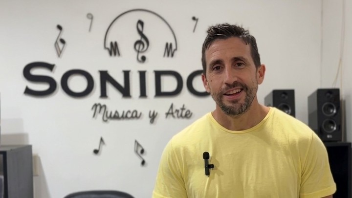 Juan Pablo Raponi, actual profe de música.