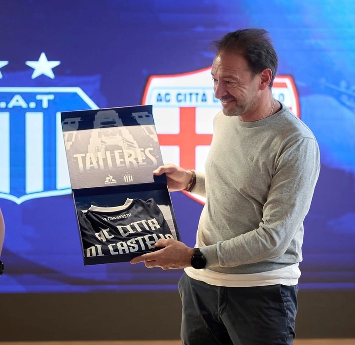 El presidente del AC Citta di Castello, Matías Bergoglio, en plena presentación del convenio con Talleres. (Instagram: @accittadicastello1919).