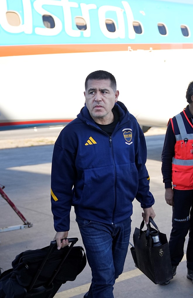 Riquelme, en su arribo a Santiago de Chile con Boca. Foto Prensa Boca