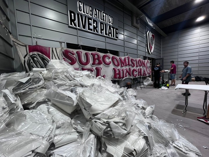 Los preparativos para el recibimiento de River. (Foto: Subcomisión del Hincha de River)