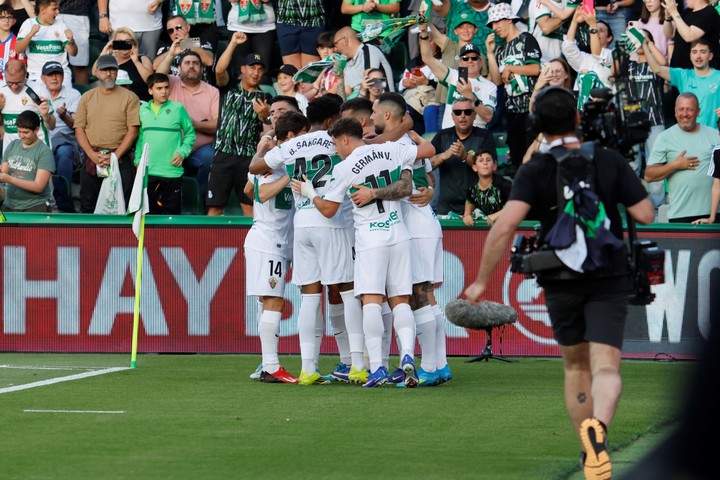 El penal de Almada terminó en gol del Elche. (EFE/ Pablo Miranzo)