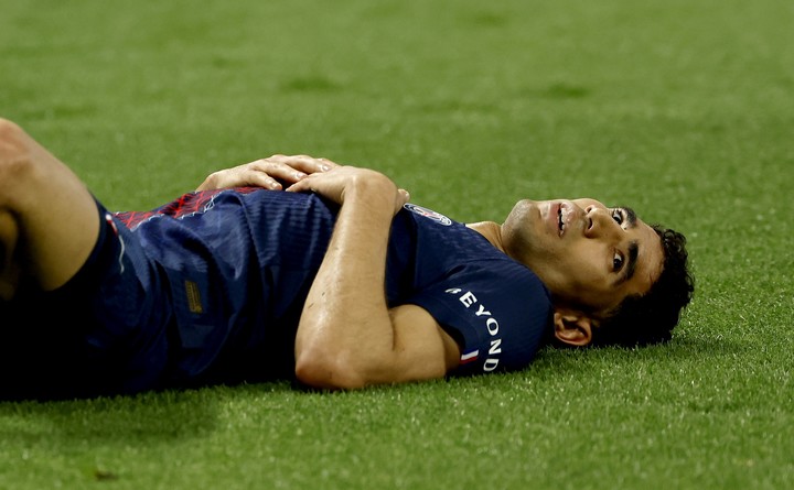 El futbolista marroquí tras sentir el dolor. (Foto EFE)
