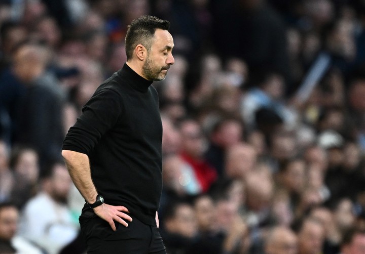 Roberto De Zerbi, preocupado por a situación de su equipo. looks (REUTERS/Dylan Martinez)