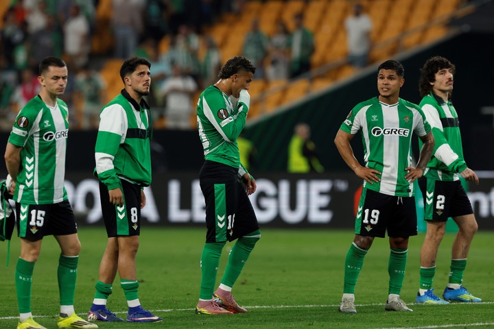 Los jugadores del Betis tras la eliminación de Europa League (EFE)