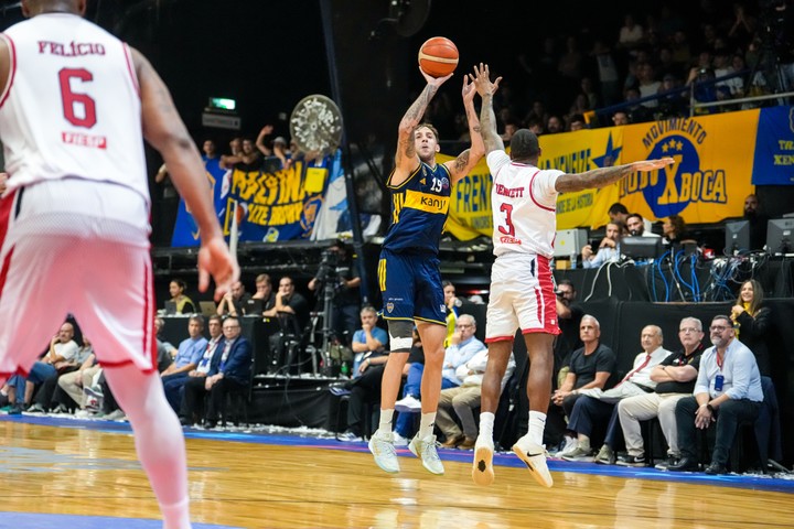 Agustín Barreiro ensaya un triple ante la férrea marca de Bennett en el triunfazo de Boca Juniors sobre Franca para conquistar su primer título de América.
(@BasquetBocaJrs en X).