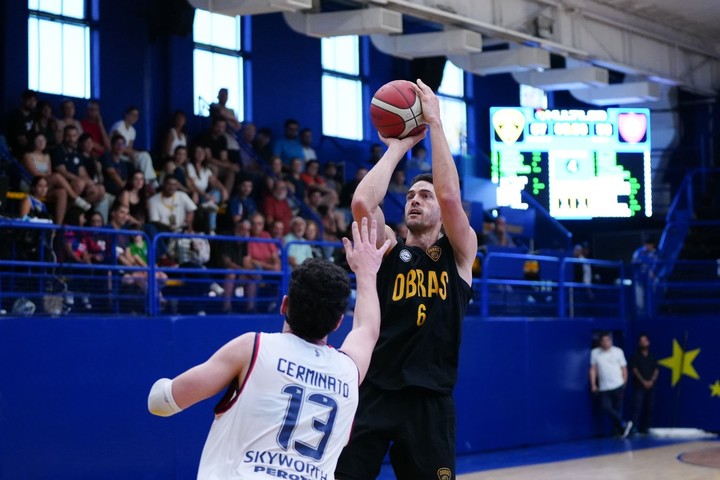 Marcos Mata le apunta al aro.