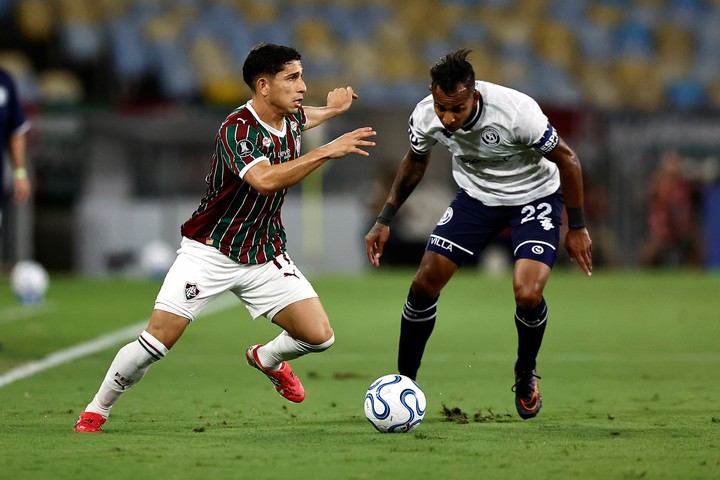 Agustín Canobbio la disputa con Sebastián Villa. EFE/ Andre Coelho