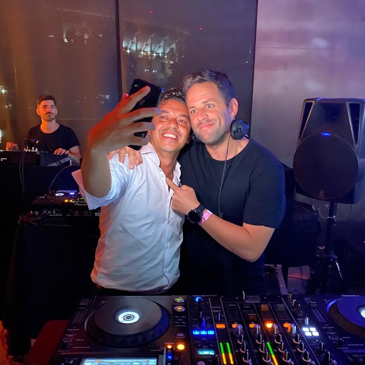 El Muñeco Gallardo sacándose una selfie con el DJ en plena fiesta.