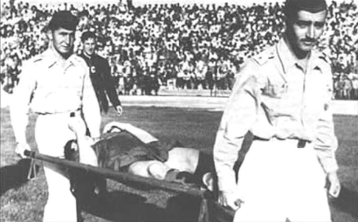 Dubinsky sale en camilla, unos años después fallecería...