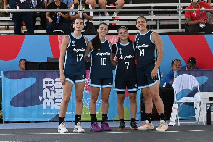 Las jugadoras de la Selección Argentina de 3x3 que ganaron la medalla de bronce en los Juegos Suramericanos de la Juventud. (Prensa COA)