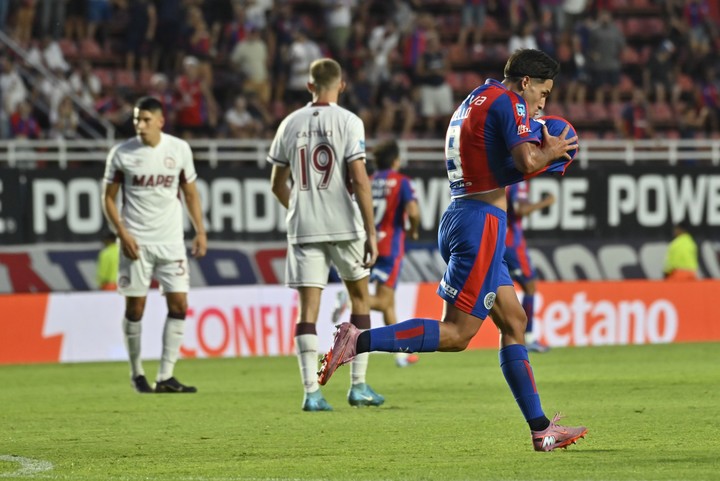 El festejo de Alexis, en la primera fecha, anunciando que será papá en poco tiempo. (Fotobaires). 