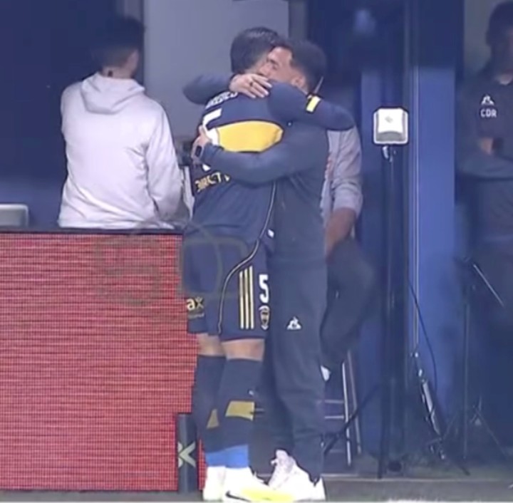 El abrazo entre Paredes y Tevez en la Bombonera.