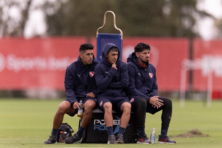 Sebastián Valdez,  Lautaro Millán y Kevin Lomónaco, en el entrenamiento matutino del Rojo. (Foto: Prensa Independiente)