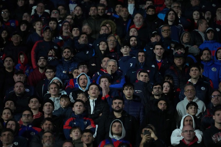Los fans de San Lorenzo ante Santos: todos respetuosos m enso uno... (AP).