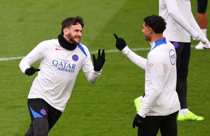  Kvaratskhelia y Hakimi durante el entrenamiento de ayer (Reuters/Ed Sykes)