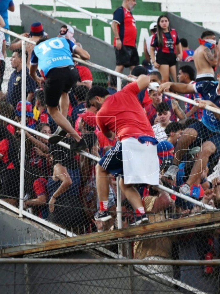 Los hinchas se metieron en el campo de juego. (Foto: ABC digital)