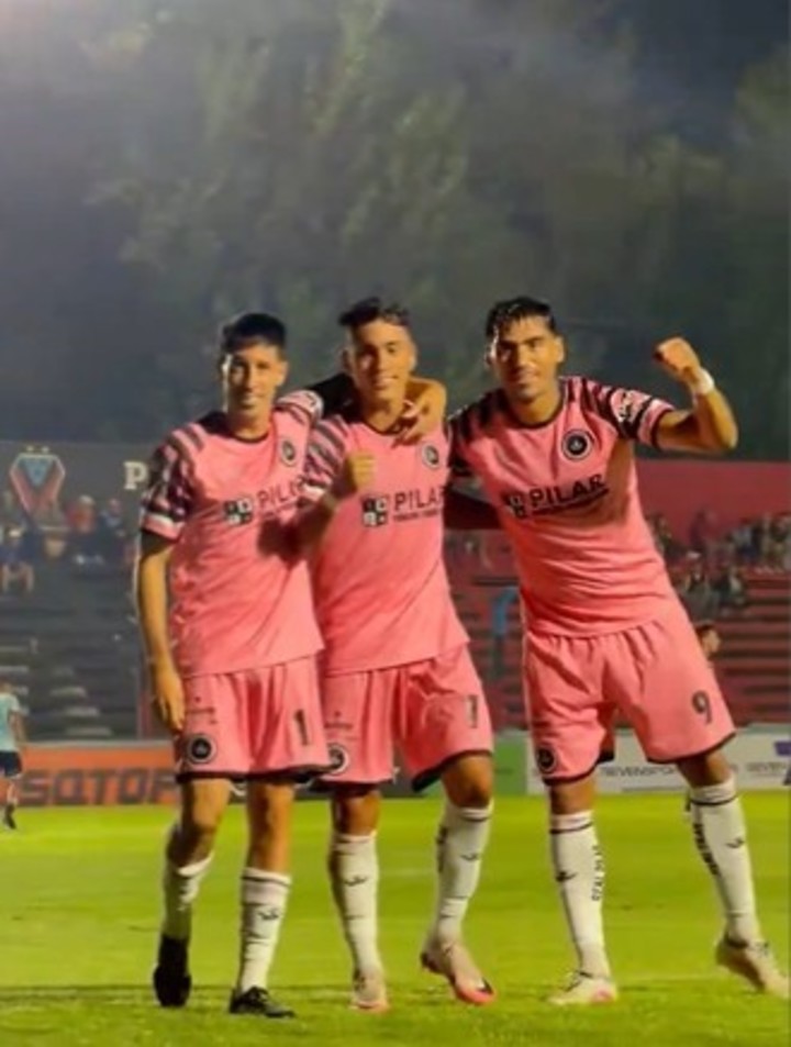 El festejo del gol de Crocco. @RealPilar_FC
