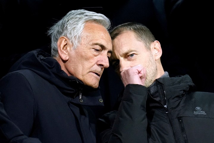 Gabriele Gravina y Aleksander Ceferin, presidente de la UEFA. REUTERS/Matteo Ciambelli/File Photo