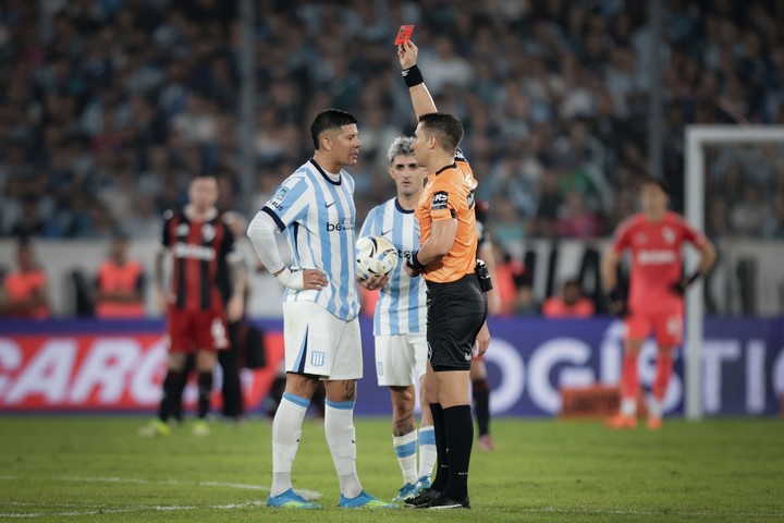 Rojo insultó al árbitro Zunino luego de ver la roja. Foto: FOTOBAIRES.