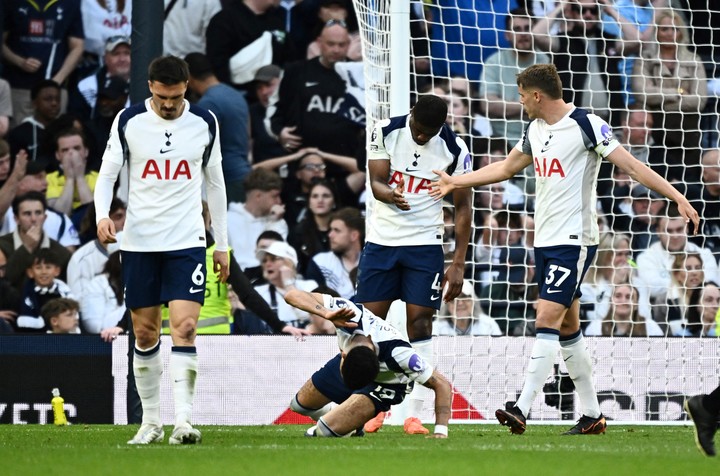 La bronca de los jugadores del Tottenham tras el empate. (REUTERS/Dylan Martinez)