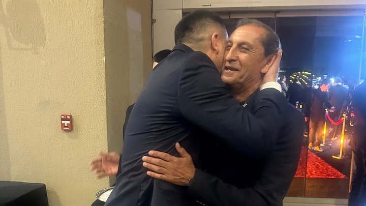 El abrazo de Riquelme con Ramón Díaz en Paraguay.