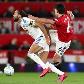 Polémica en la Premier League tras la roja a Lisandro Martínez por tirar del pelo: ¿qué dijeron su DT y el delantero rival?