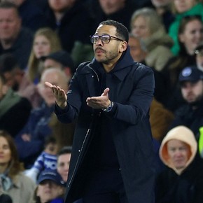 Tras las fuertes críticas de Rosenior a sus jugadores, en Inglaterra ya apuntan a la salida del DT: los millones que le costaría al Chelsea despedirlo