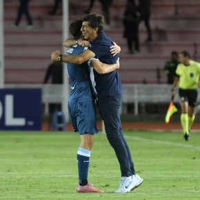 Costas define el esquema de Racing ante Barracas: ¿vuelve la línea de tres?