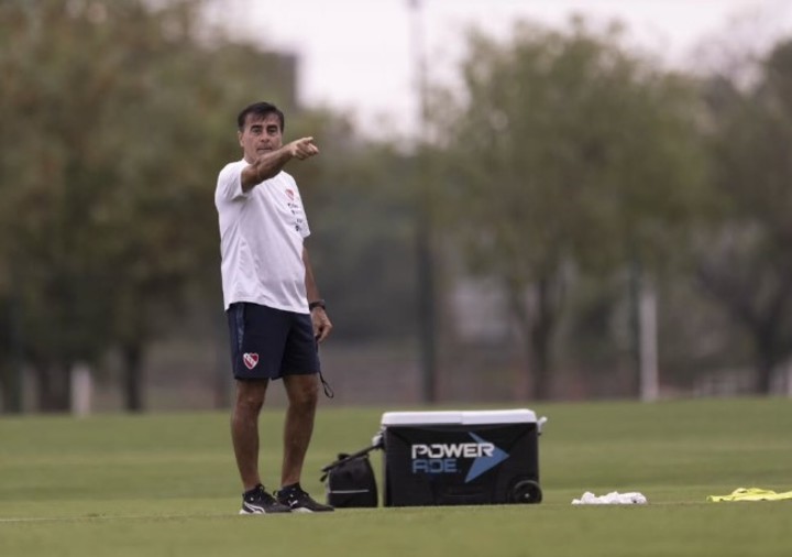Quinteros pondría línea de cinco (Foto: Prensa Independiente).