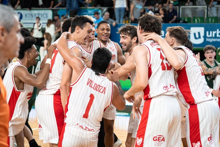 El festejo de los jugadores de Instituto tras vencer como visitantes al puntero Gimnasia de Comodoro por la Liga Nacional.