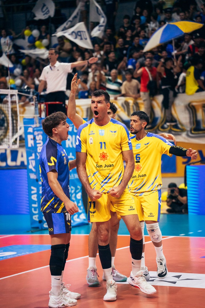 El brasileño Alejandro festeja uno de sus bloqueos.