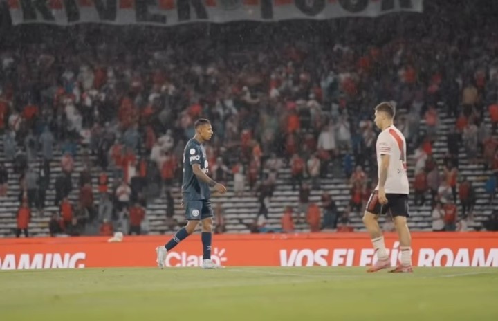 Villa a punto de ejecutar el penal definitorio ante River por las semifinales de la Copa Argentina 2025 (Prensa Independiente Rivadavia).